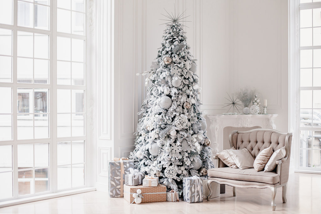 Как стильно украсить белую новогоднюю елку 
